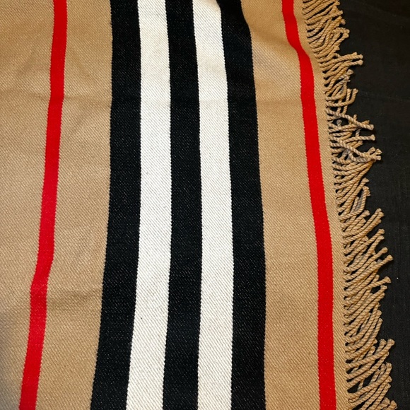 Burberry cape - Picture 3 of 6